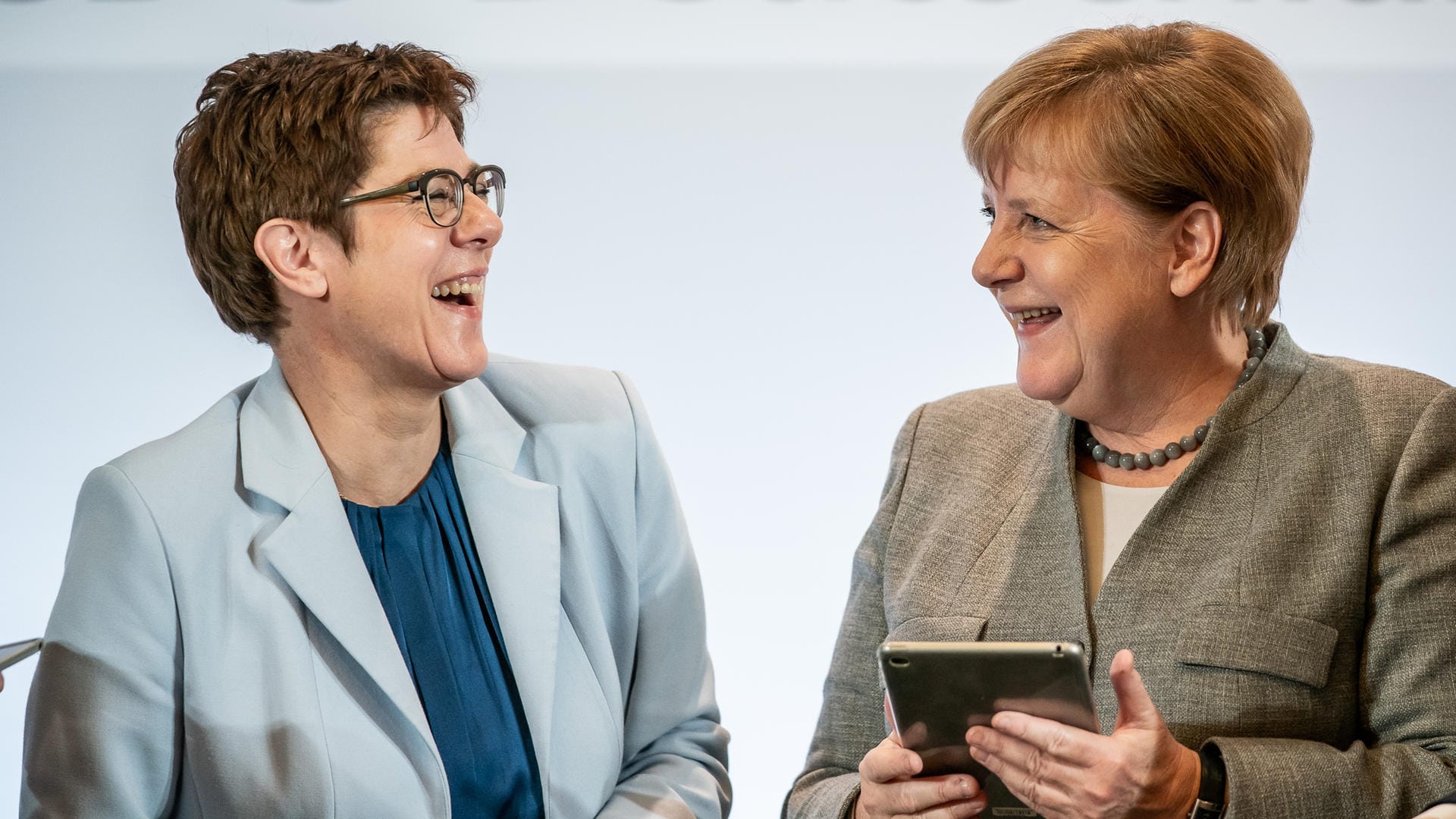 Annegret Kramp-Karrenbauer mit Angela Merkel in Leipzig: CDU-Chefin Kramp-Karrenbauer sicherte sich mit einer engagierten Rede die Unterstützung ihrer Partei.