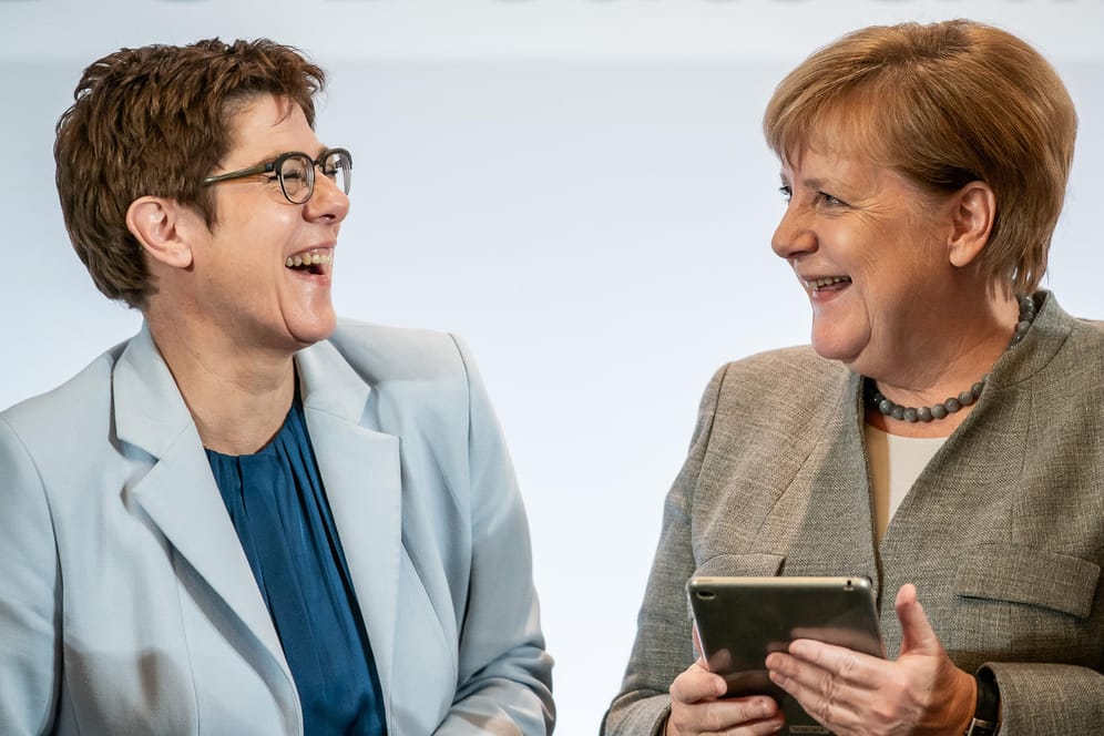 Annegret Kramp-Karrenbauer mit Angela Merkel in Leipzig: CDU-Chefin Kramp-Karrenbauer sicherte sich mit einer engagierten Rede die Unterstützung ihrer Partei.