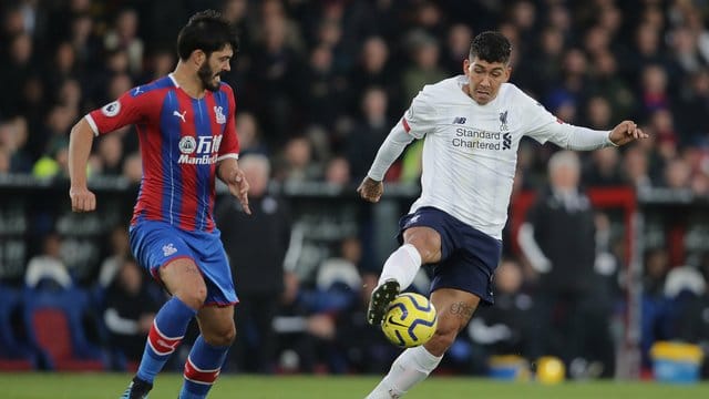 Liverpools Roberto Firmino (r) behauptet den Ball.