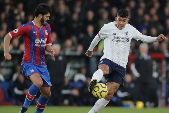 Liverpools Roberto Firmino (r) behauptet den Ball.