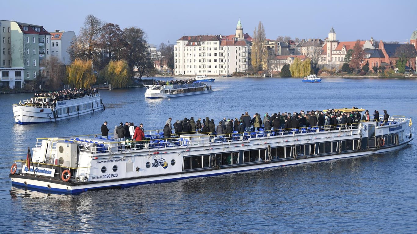 Wurden bei der Bootstour mit Fäkalien beworfen: Die Gladbach-Fans in Berlin.