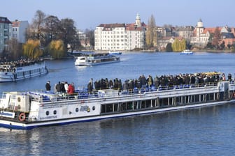 Wurden bei der Bootstour mit Fäkalien beworfen: Die Gladbach-Fans in Berlin.