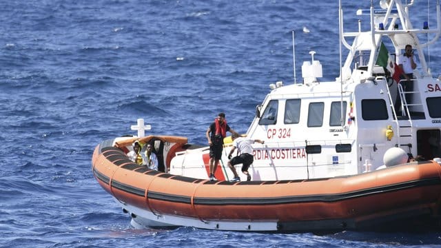 Das Archivbild aus dem August zeigt ein Schiff der italienischen Küstenwache im Einsatz vor Lampedusa. Das Archivbild aus dem August zeigt ein Schiff der italienischen Küstenwache im Einsatz vor Lampedusa.