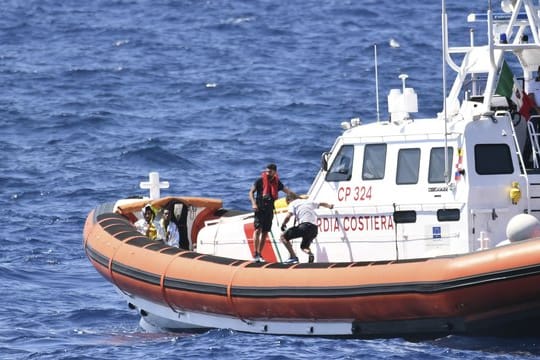 Das Archivbild aus dem August zeigt ein Schiff der italienischen Küstenwache im Einsatz vor Lampedusa.