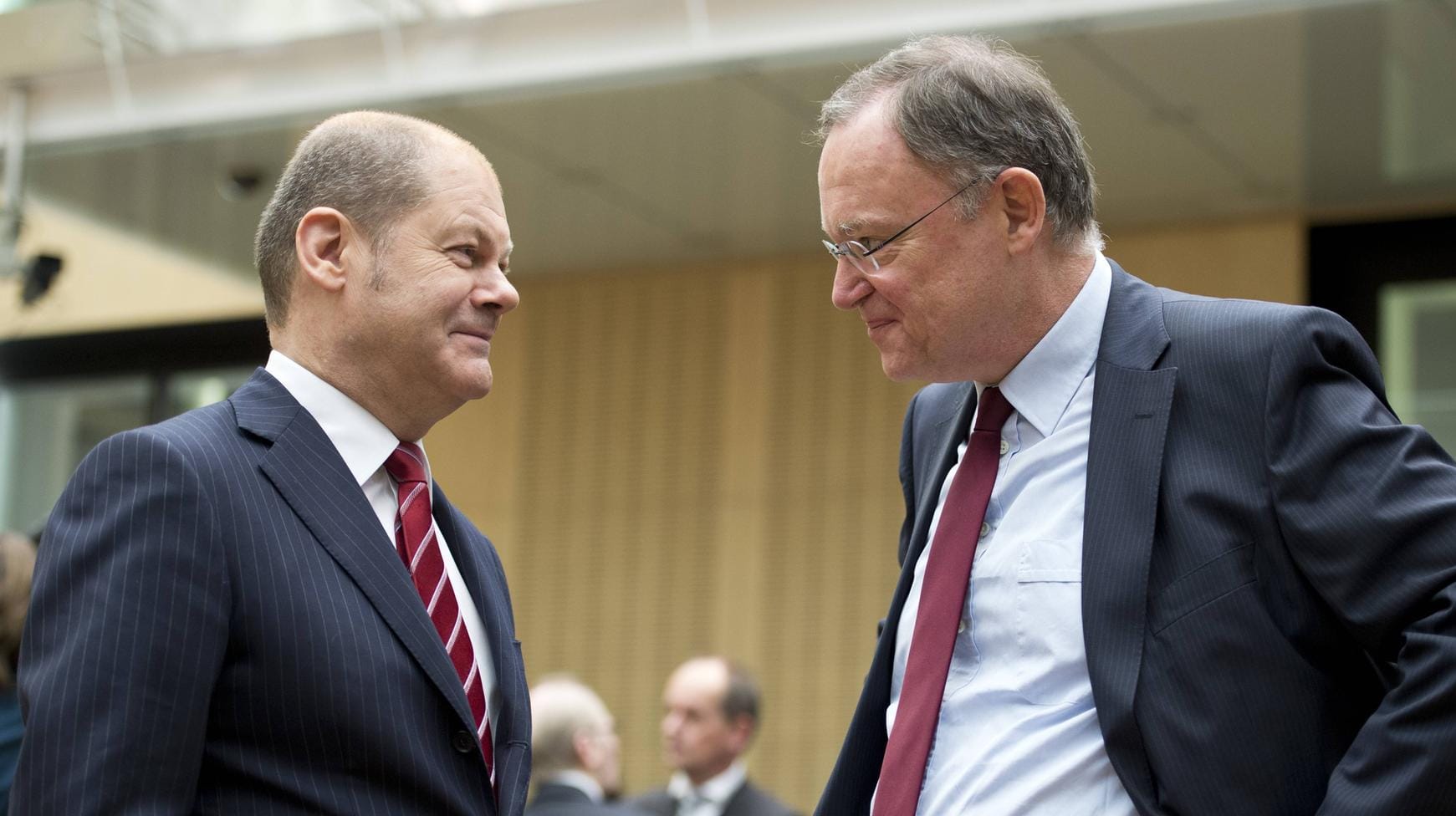 Vizekanzler Olaf Scholz (links) und Niedersachsens Ministerpräsident Stephan Weil: Die Mitgliederentscheidung um den SPD-Vorsitz geht in die Schlussphase. (Archivbild)