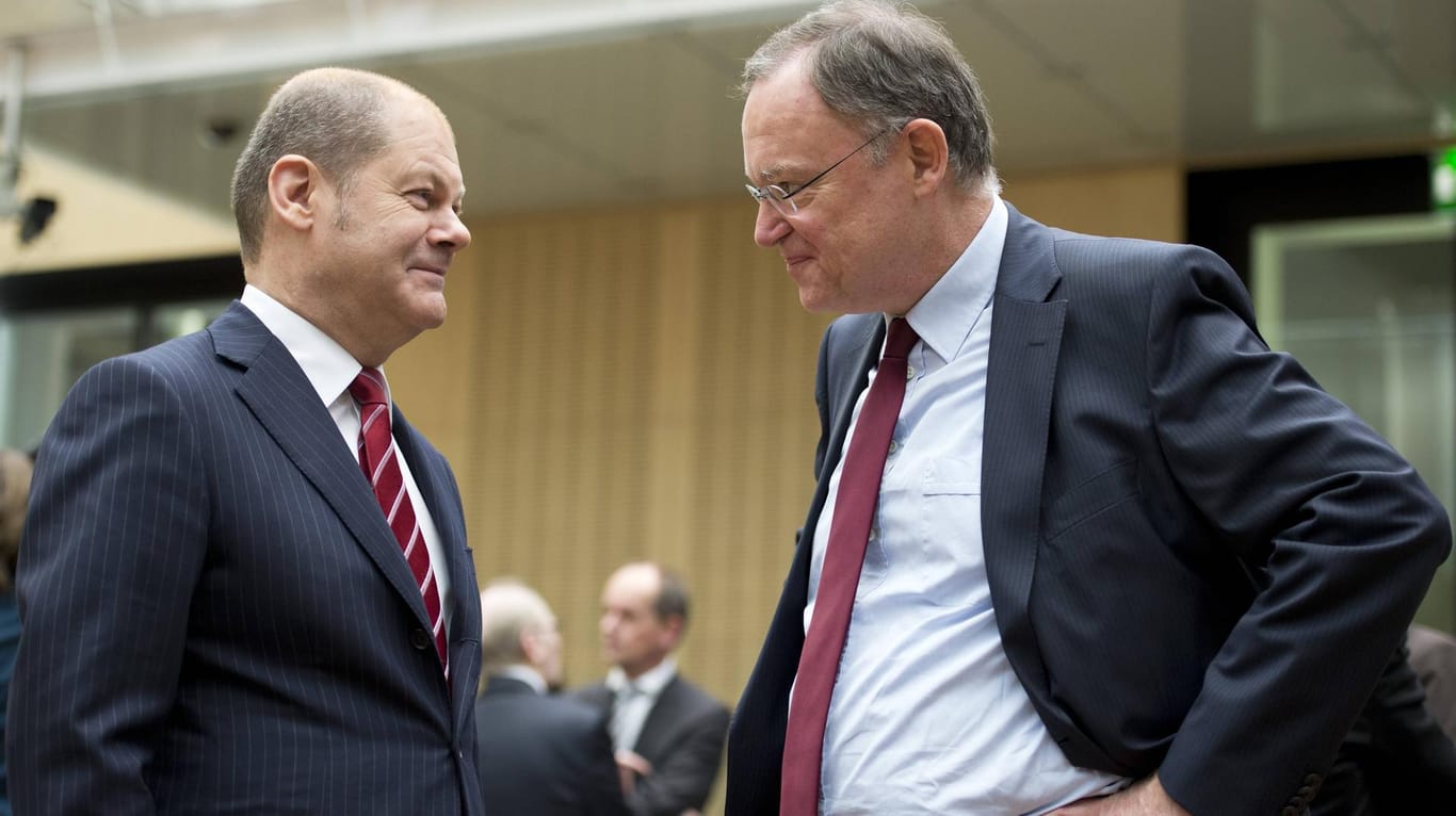 Vizekanzler Olaf Scholz (links) und Niedersachsens Ministerpräsident Stephan Weil: Die Mitgliederentscheidung um den SPD-Vorsitz geht in die Schlussphase. (Archivbild)