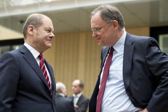 Vizekanzler Olaf Scholz (links) und Niedersachsens Ministerpräsident Stephan Weil: Die Mitgliederentscheidung um den SPD-Vorsitz geht in die Schlussphase. (Archivbild)