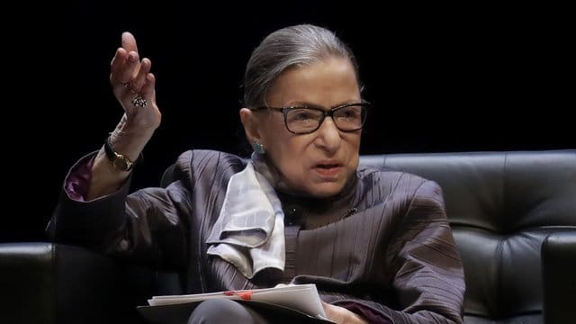 Ruth Bader Ginsburg, Richterin am obersten Gericht der USA, spricht während einer Veranstaltung an der University of California (Archiv). Ruth Bader Ginsburg, Richterin am obersten Gericht der USA, spricht während einer Veranstaltung an der University of California (Archiv).
