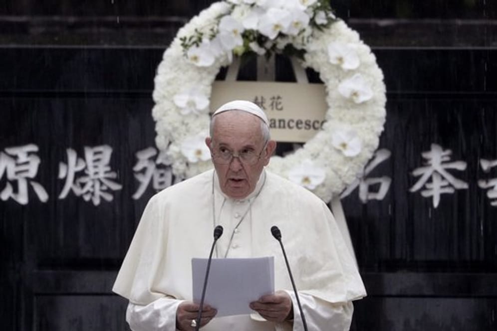 Papst Franziskus hält im Atomic Bomb Hypocenter Park in Nagasaki eine Rede.