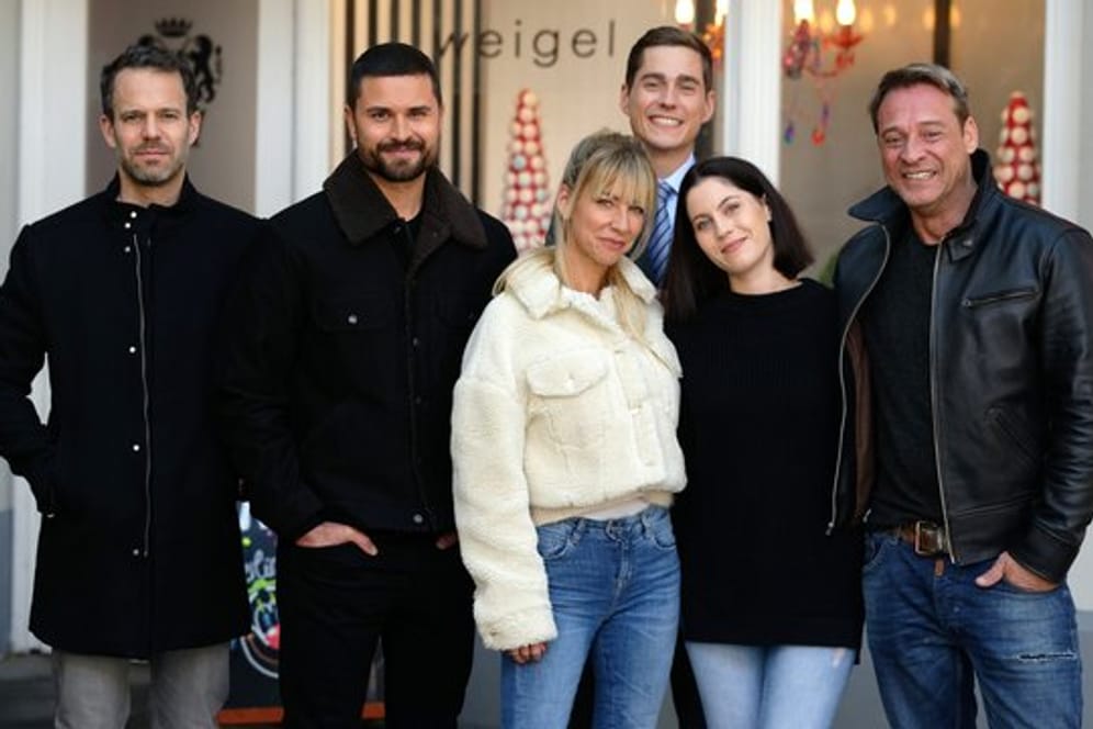 Die Stars von "Unter uns": Ben Ruedinger (l-r), Milos Vukovic, Isabell Hertel, Timothy Boldt, Valea Scalabrino und Kai Noll.