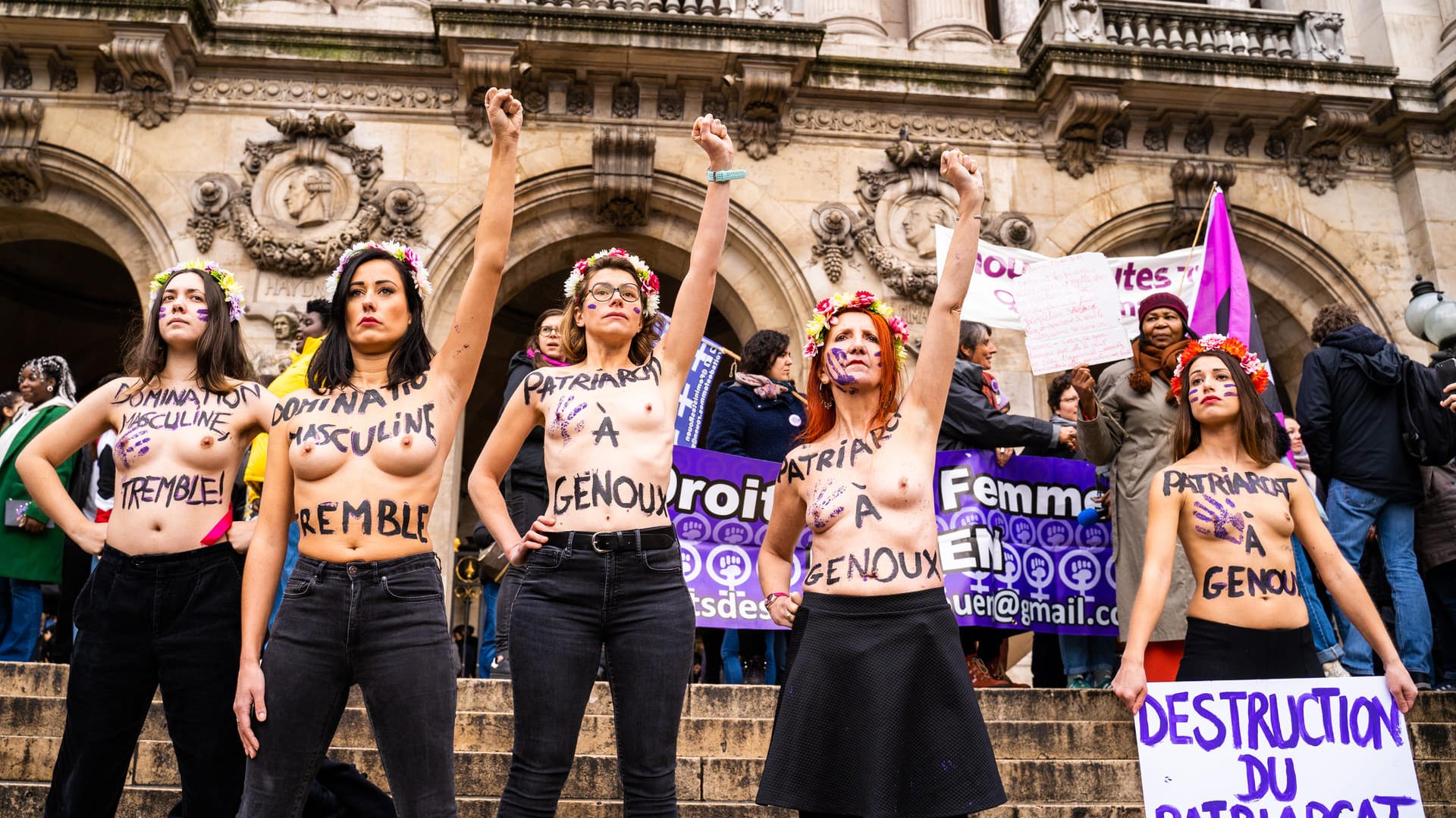 Demo gegen Gewalt gegen Frauen in Paris: In Deutschland fehlen Tausende Plätze für bedrohte Frauen und Mädchen.