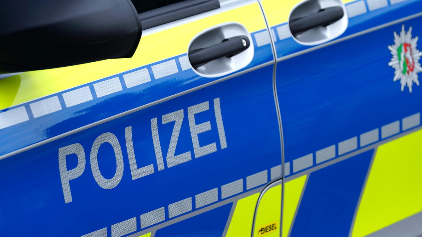 Streifenwagen der Polizei NRW: Eine Autofahrerin hat in Duisburg einen Polizeieinsatz ausgelöst. (Symbolbild)