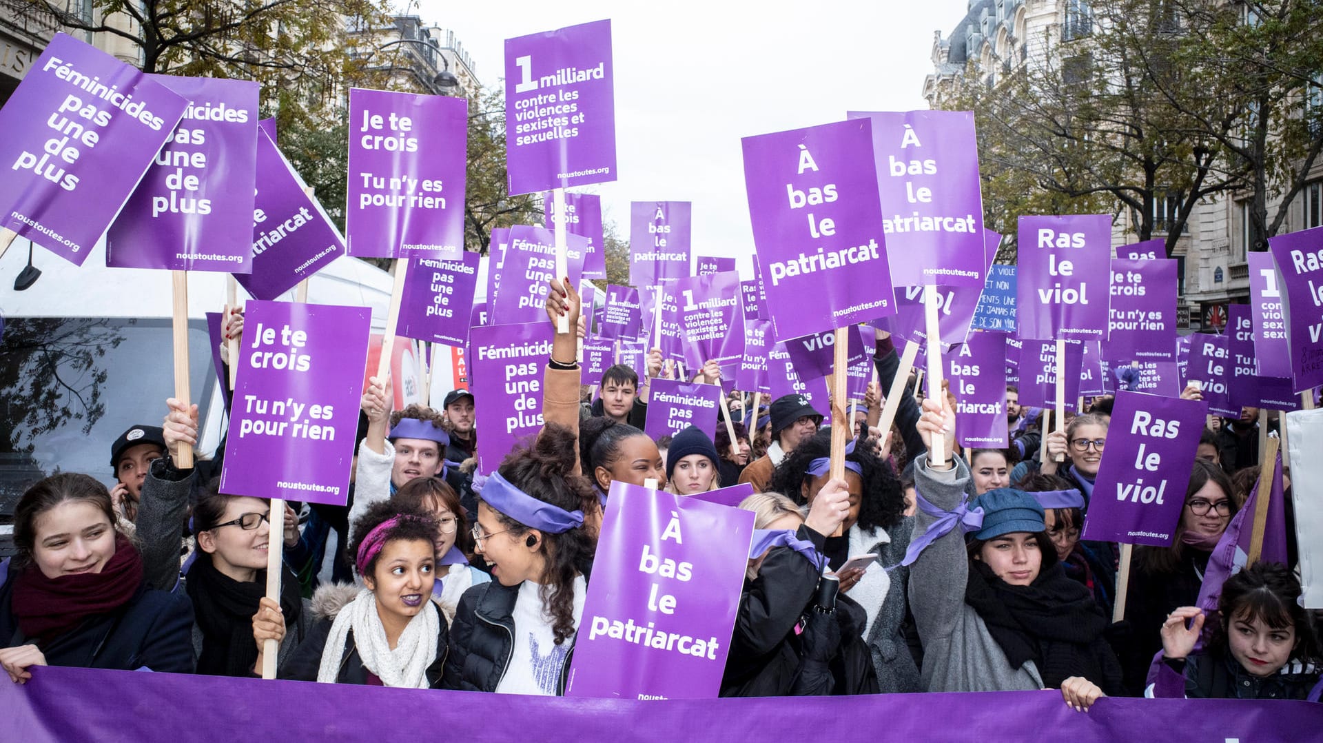 Demonstranten in Paris: "Liebe heißt nicht schlagen" und "Machogehabe tötet" stand auf den Plakaten.