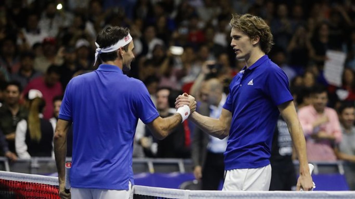 Zogen in Mexiko die Massen an: Roger Federer (l) und Alexander Zverev.
