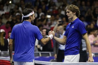 Zogen in Mexiko die Massen an: Roger Federer (l) und Alexander Zverev.