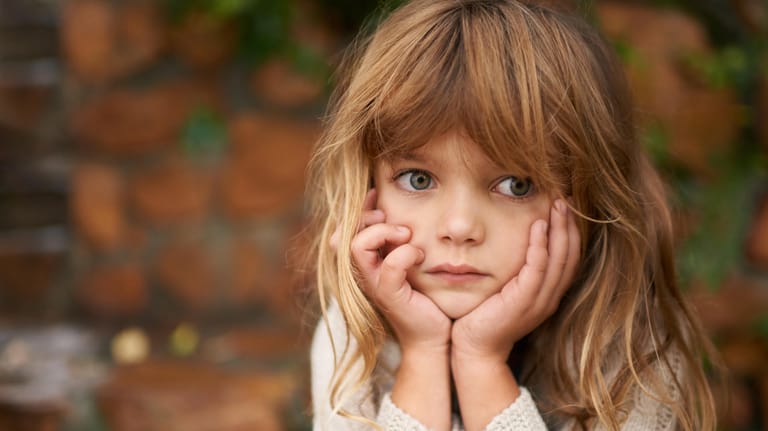 Trauriges Mädchen: Eltern sollten traurige Nachrichten nicht vor ihren Kindern verschweigen.