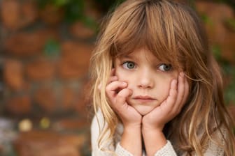 Trauriges Mädchen: Eltern sollten traurige Nachrichten nicht vor ihren Kindern verschweigen.