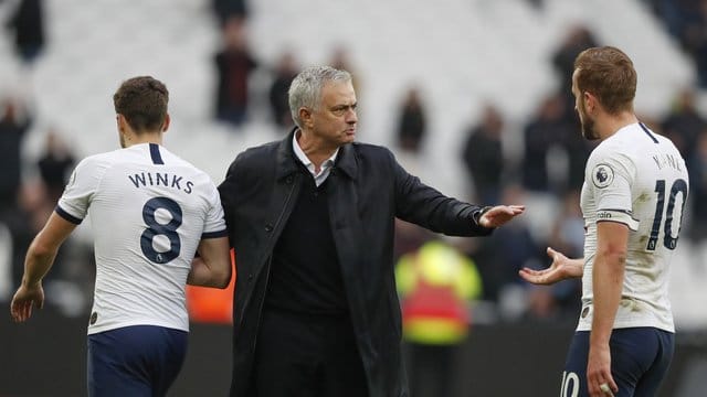 Spurs-Debüt geglückt: Jose Mourinho (M) bedankt sich bei Harry Winks (l) und Harry Kane. Spurs-Debüt geglückt: Jose Mourinho (M) bedankt sich bei Harry Winks (l) und Harry Kane.