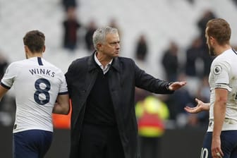 Spurs-Debüt geglückt: Jose Mourinho (M) bedankt sich bei Harry Winks (l) und Harry Kane.