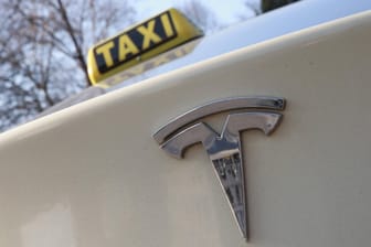 Ein Tesla-Taxi: In Berlin sind die Ladepreise für Elektroautos gestiegen. (Symbolbild)