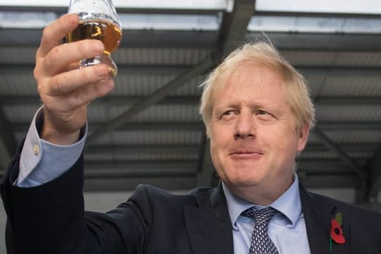 Boris Johnson hat seinen Landsleuten versprochen, im Fall eines Wahlsieges die Einkommenssteuer, Sozialversicherung und Mehrwertsteuer nicht zu erhöhen.