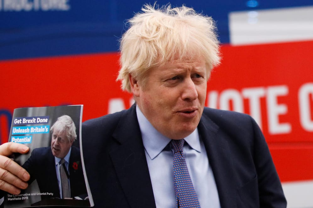 Boris Johnson mit dem Wahlprogramm seiner Konservativen Partei: Der britische Premierminister will den Briten unter anderem ruhige Feiertage gönnen.