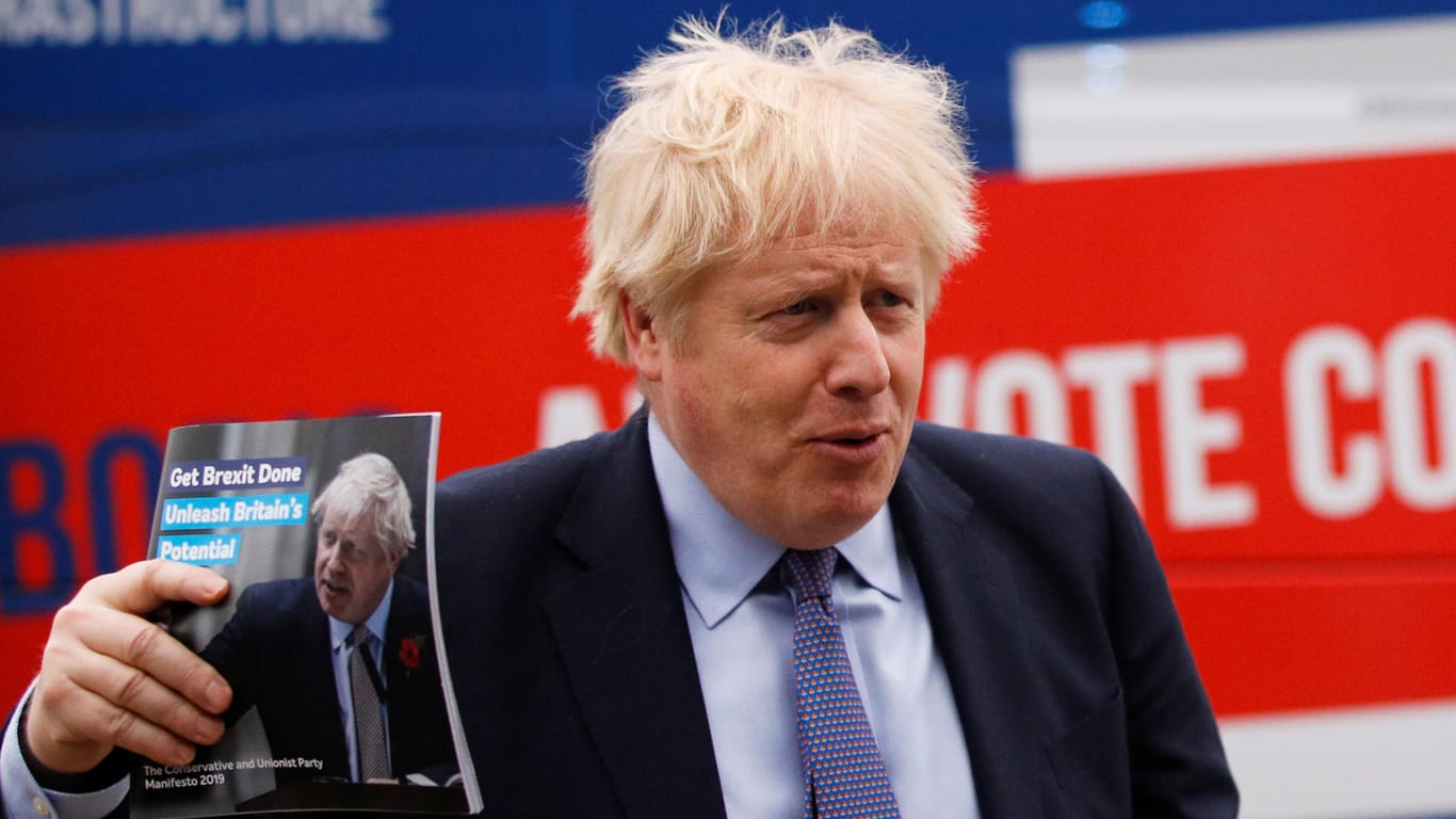 Boris Johnson mit dem Wahlprogramm seiner Konservativen Partei: Der britische Premierminister will den Briten unter anderem ruhige Feiertage gönnen.