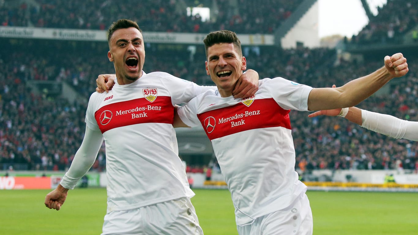 VfB Stuttgart - Karlsruher SC: Philipp Förster (li.) und Mario Gomez (re.) bejubeln den Derby-Sieg.