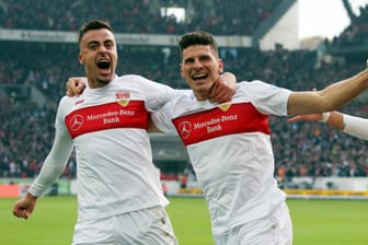 VfB Stuttgart - Karlsruher SC: Philipp Förster (li.) und Mario Gomez (re.) bejubeln den Derby-Sieg.