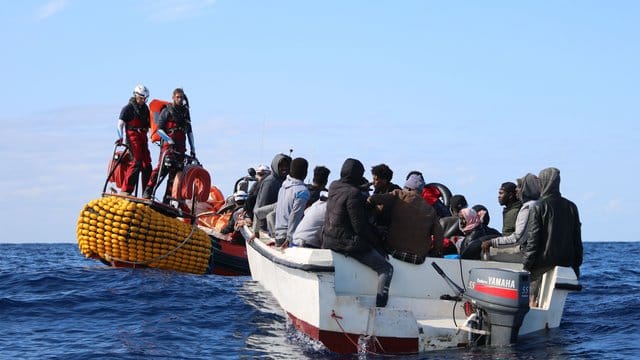 Retter von der "Ocean Viking" nähern sich vor Libyen einem Boot in Seenot mit 30 Menschen an Bord. Retter von der "Ocean Viking" nähern sich vor Libyen einem Boot in Seenot mit 30 Menschen an Bord.