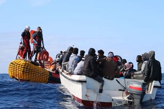 Retter von der "Ocean Viking" nähern sich vor Libyen einem Boot in Seenot mit 30 Menschen an Bord.