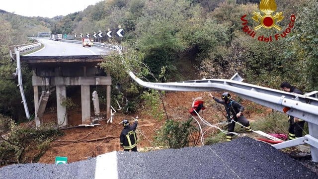Die Überreste des Autobahnviadukts an der A6 in Richtung Turin. Die Überreste des Autobahnviadukts an der A6 in Richtung Turin.