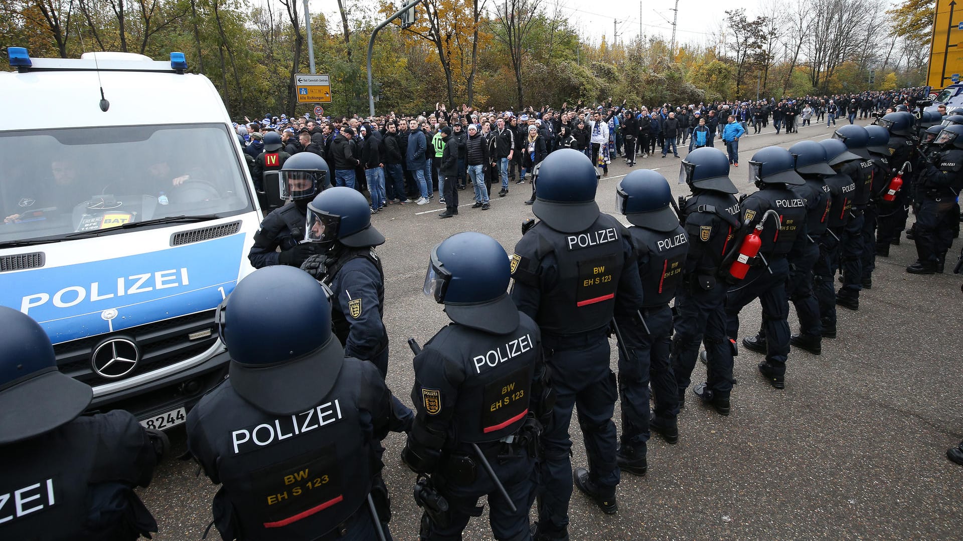 Sorgten für einen großflächigen Polizeieinsatz vor dem Spiel: Die KSC-Fans in Bad Canstatt.