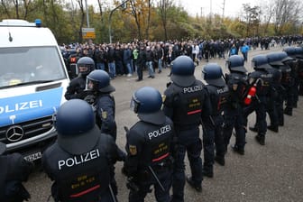 Sorgten für einen großflächigen Polizeieinsatz vor dem Spiel: Die KSC-Fans in Bad Canstatt.