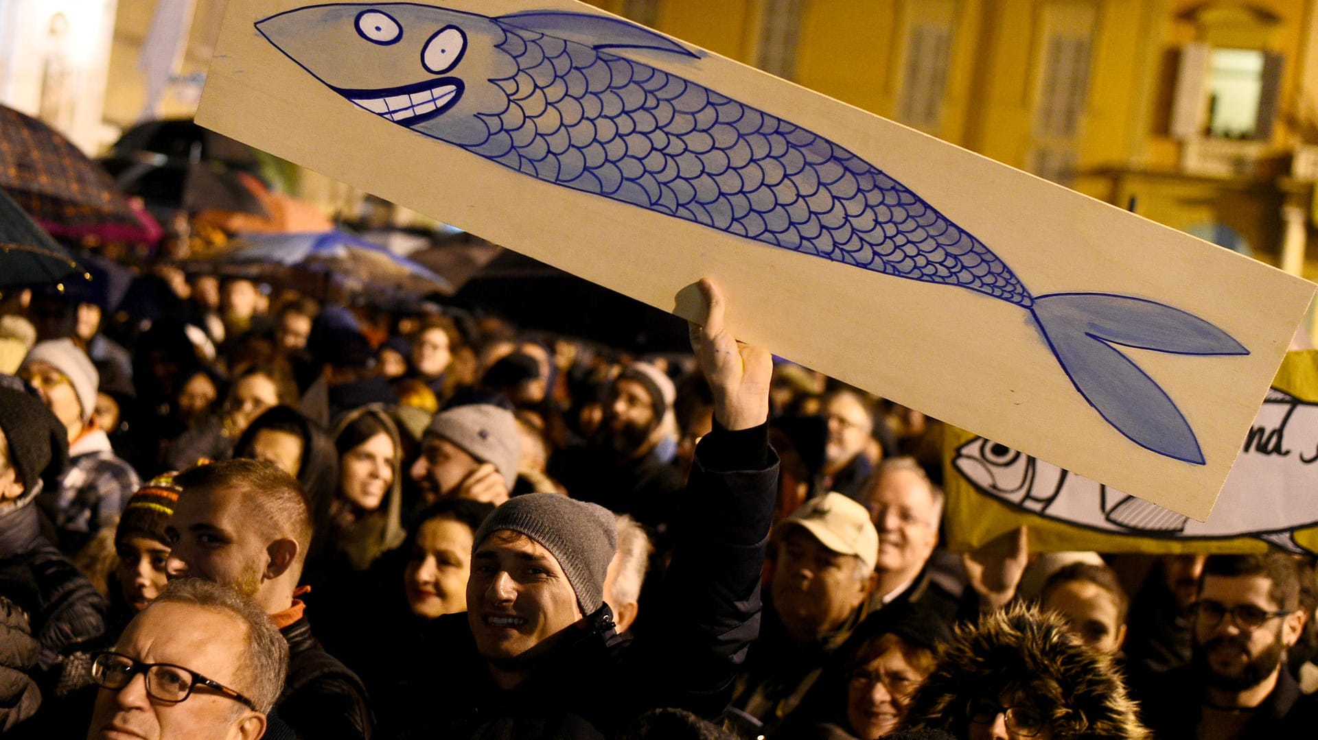 Demonstranten halten Fisch-Plakate hoch: Die "Sardinen" protestieren gegen Matteo Salvini.