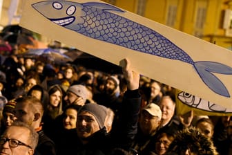 Demonstranten halten Fisch-Plakate hoch: Die "Sardinen" protestieren gegen Matteo Salvini.