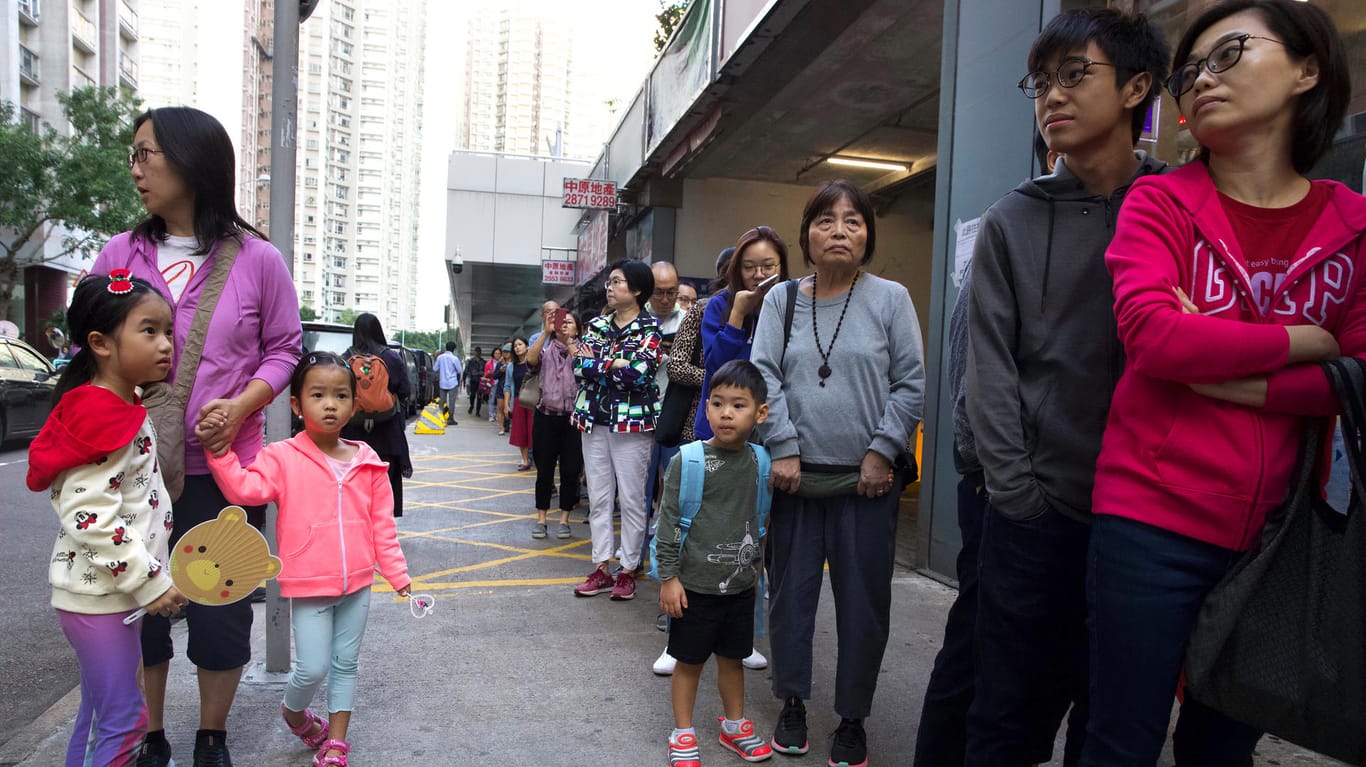 Lokalwahlen in Hongkong: Es bildeten sich lange Schlangen vor den Wahllokalen.