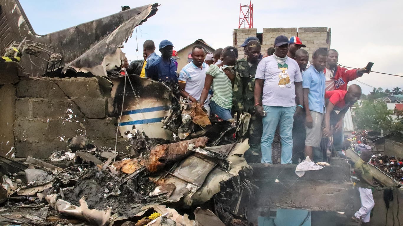 Abgestürztes Flugzeug: Anwohner betrachten die Stelle, an der das Flugzeug auf ein Wohngebiet abgestürzt ist.