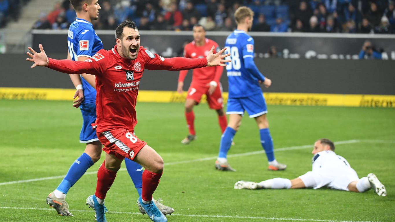 Levin Öztunali (vorne) bejubelt sein Tor zum 1:0.