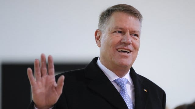 Rumäniens Präsident Klaus Iohannis im Wahllokal.