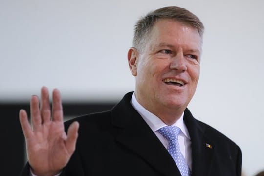 Rumäniens Präsident Klaus Iohannis im Wahllokal.