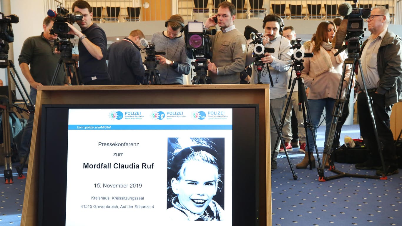 Ein Foto der vor 23 Jahren ermordeten Claudia Ruf bei einer Pressekonferenz der Staatsanwaltschaft: Am Samstag begann eine DNA-Reihenuntersuchung in dem Mordfall.