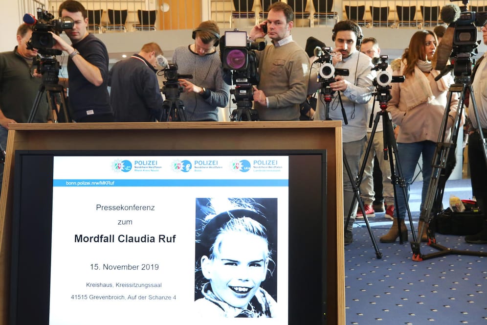 Ein Foto der vor 23 Jahren ermordeten Claudia Ruf bei einer Pressekonferenz der Staatsanwaltschaft: Am Samstag begann eine DNA-Reihenuntersuchung in dem Mordfall.
