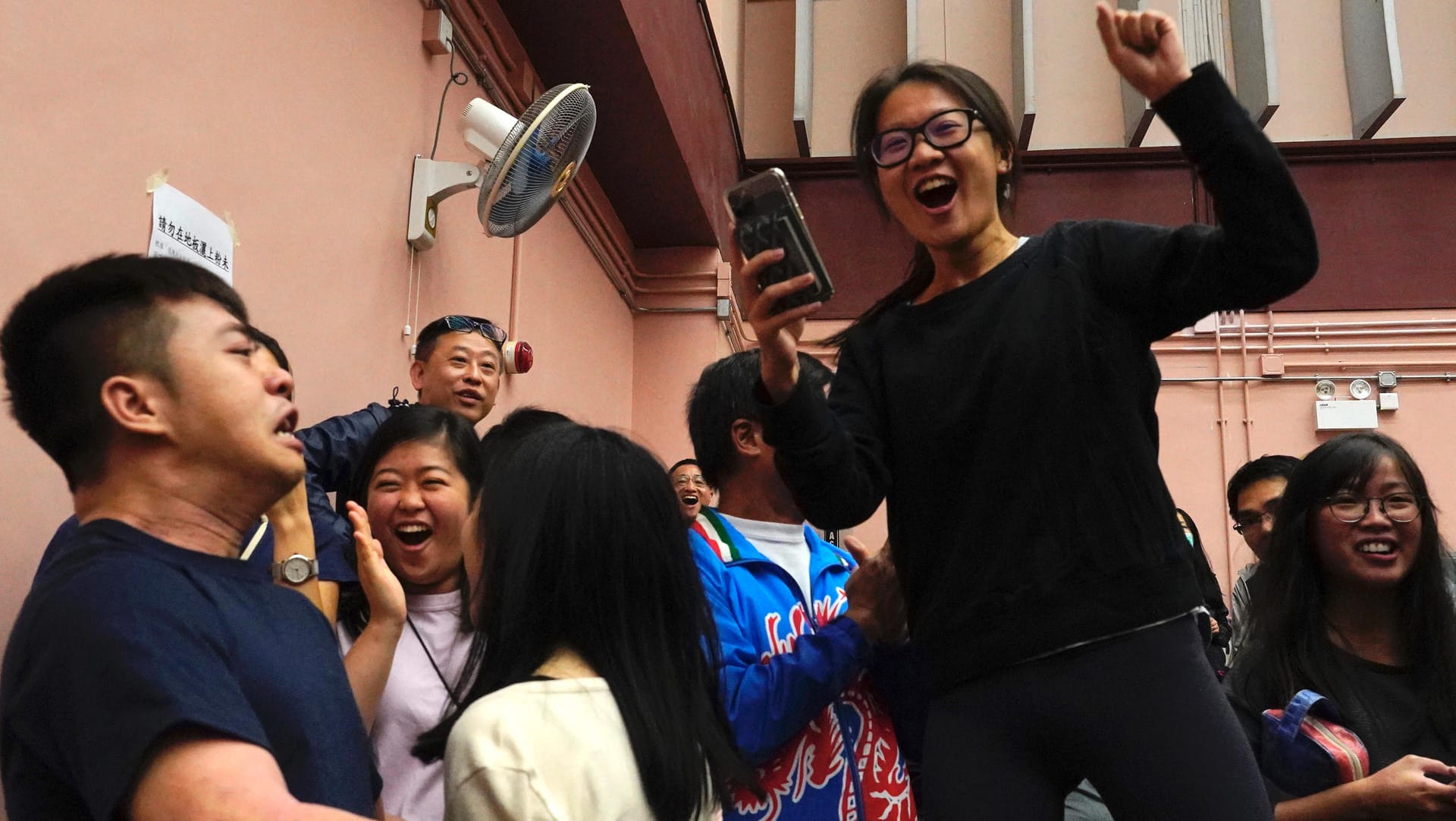 Wahlen in Hongkong: Unterstützer des demokratischen Kandidaten für die Bezirkswahl Sham freuen sich, nachdem Sham die Wahl in seinem Bezirk gewonnen hat.