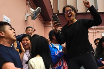 Wahlen in Hongkong: Unterstützer des demokratischen Kandidaten für die Bezirkswahl Sham freuen sich, nachdem Sham die Wahl in seinem Bezirk gewonnen hat.