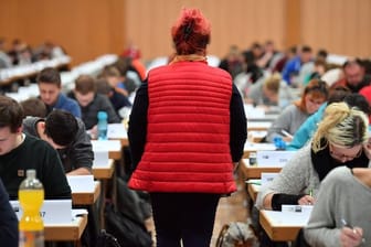 Auch wer keine Ausbildung hat, kann als sogenannter "Externer" an den Abschlussprüfungen teilnehmen und so seinen Abschluss nachholen.