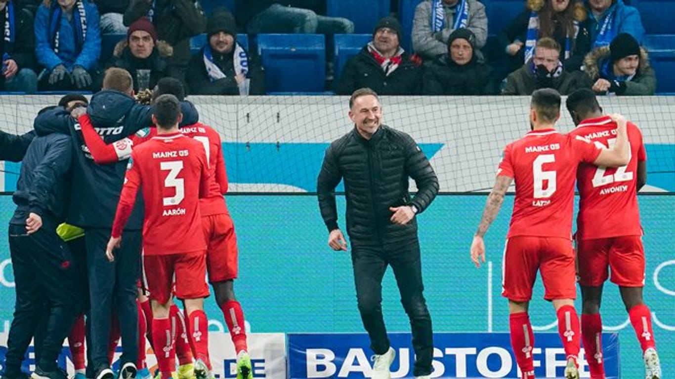 Besser hätte das Trainer-Debüt für Achim Beierlorzer (M) bei Mainz 05 nicht laufen können.