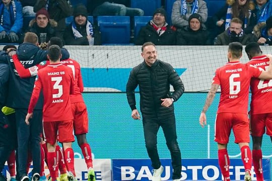 Besser hätte das Trainer-Debüt für Achim Beierlorzer (M) bei Mainz 05 nicht laufen können.