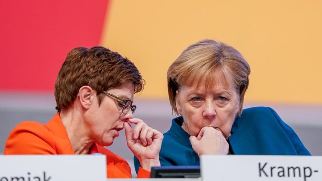 CDU-Chefin Kramp-Karrenbauer und Kanzlerin Merkel beim 32.