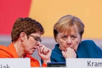 CDU-Chefin Kramp-Karrenbauer und Kanzlerin Merkel beim 32.